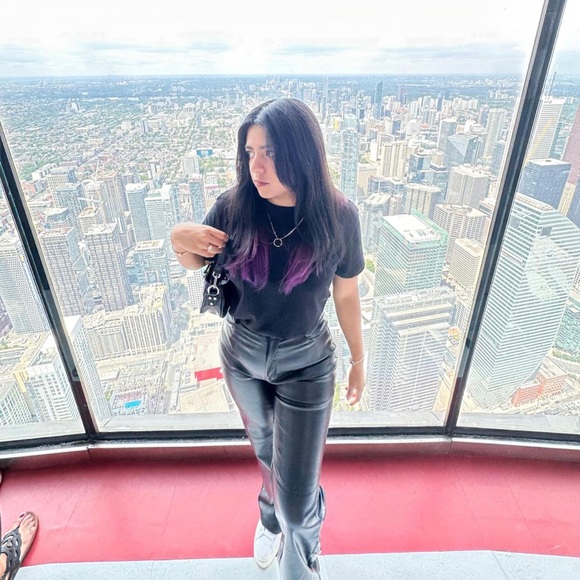 Meet your Posher, Jessica - Picture 1 of 1